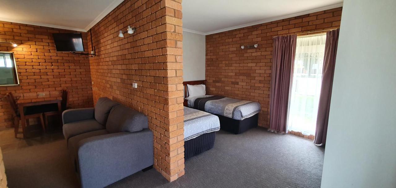 Centrepoint Motel Deniliquin Buitenkant foto