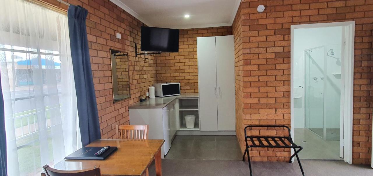 Centrepoint Motel Deniliquin Buitenkant foto