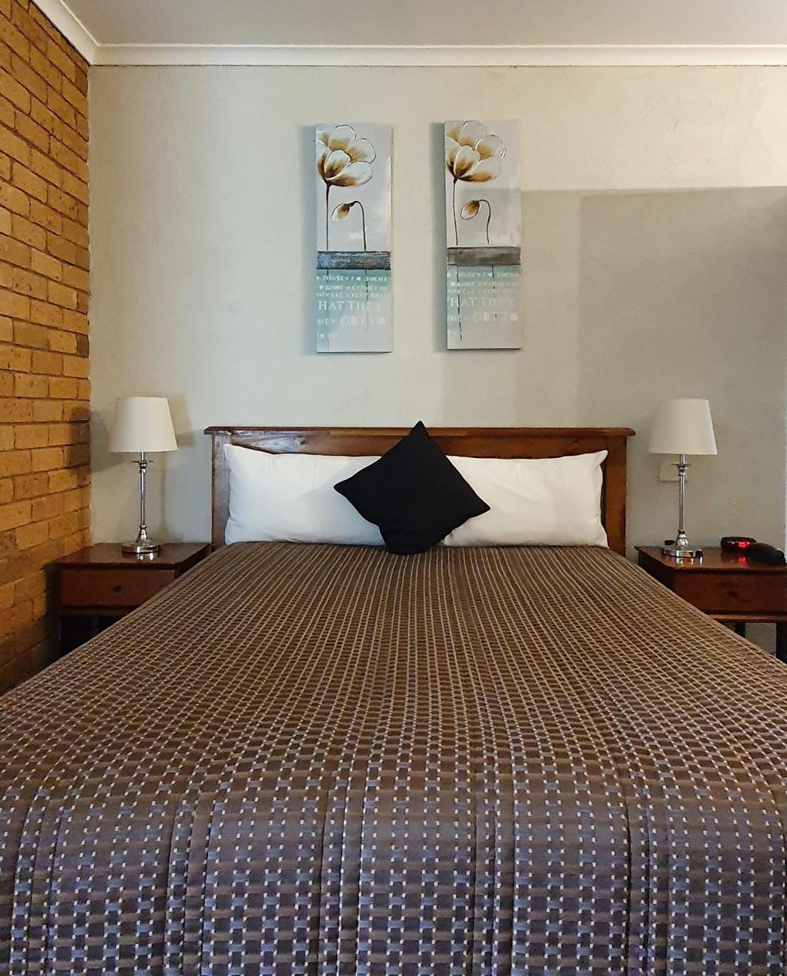 Centrepoint Motel Deniliquin Buitenkant foto