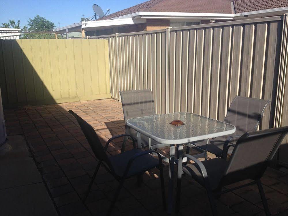 Centrepoint Motel Deniliquin Buitenkant foto
