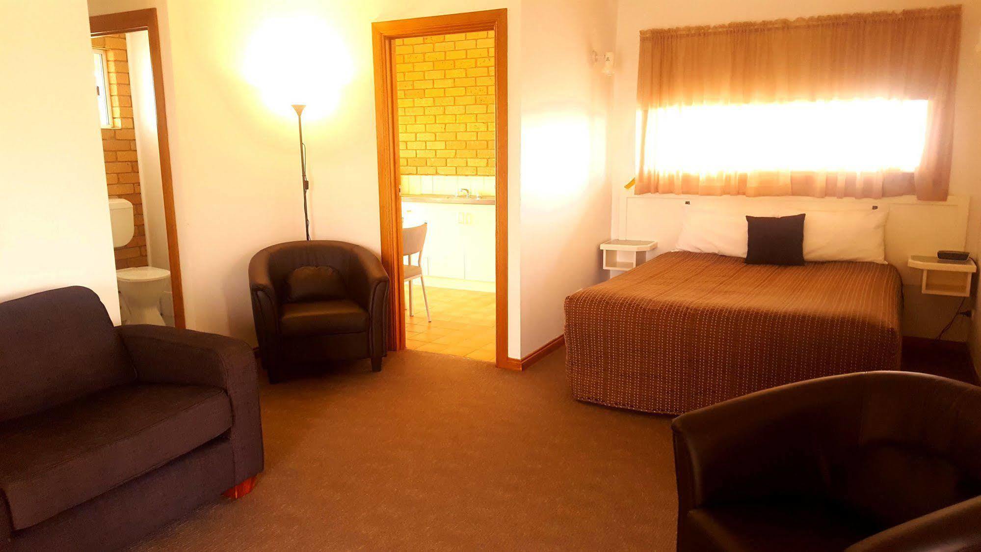 Centrepoint Motel Deniliquin Buitenkant foto