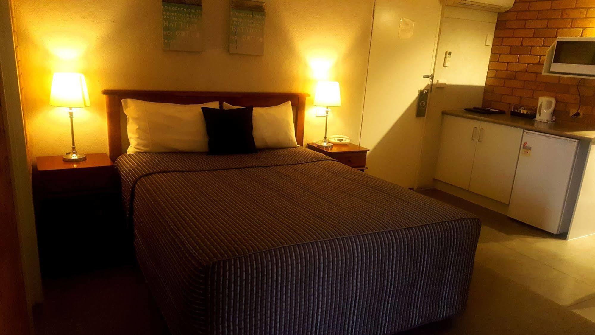 Centrepoint Motel Deniliquin Buitenkant foto