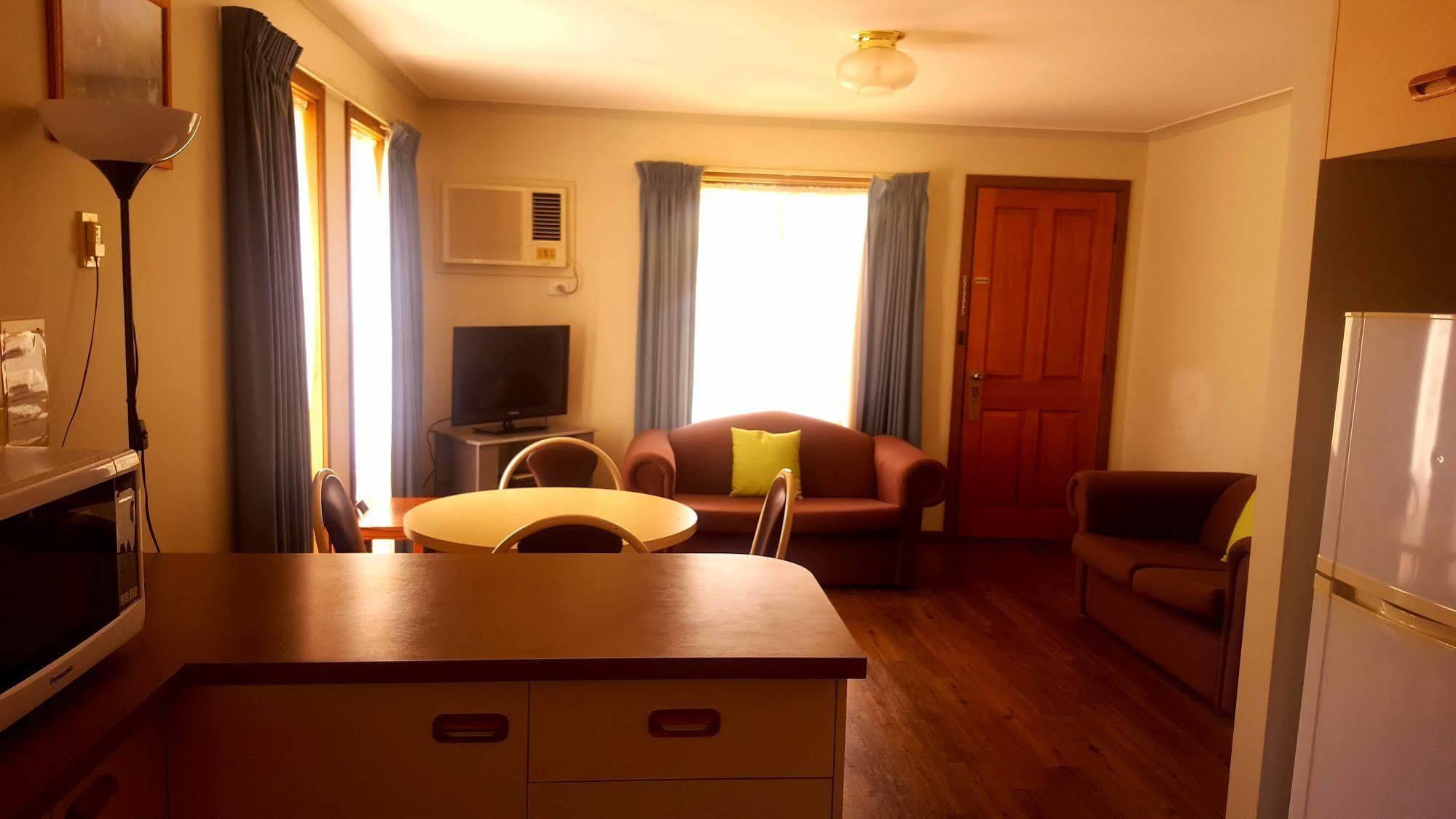 Centrepoint Motel Deniliquin Buitenkant foto