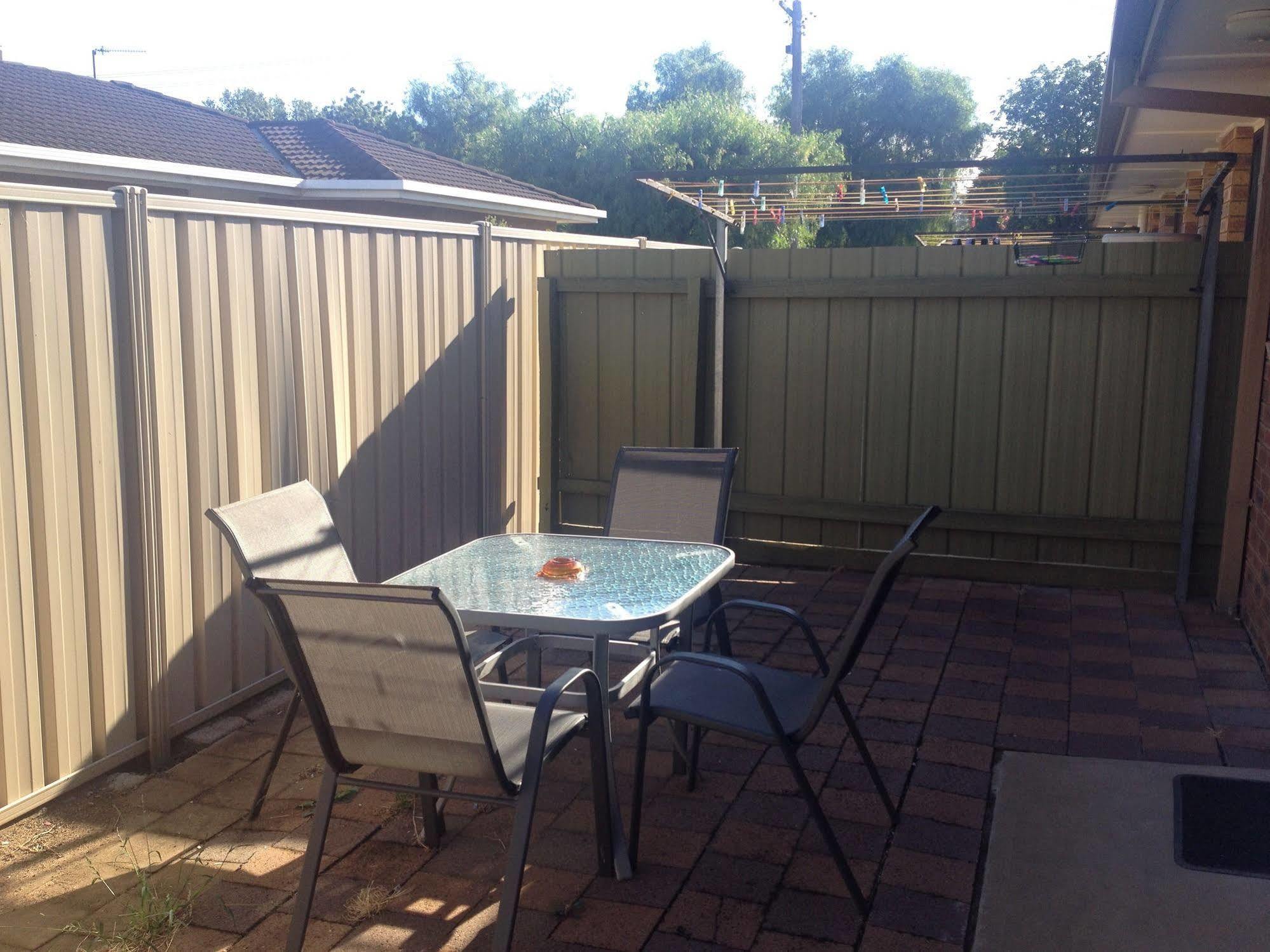 Centrepoint Motel Deniliquin Buitenkant foto