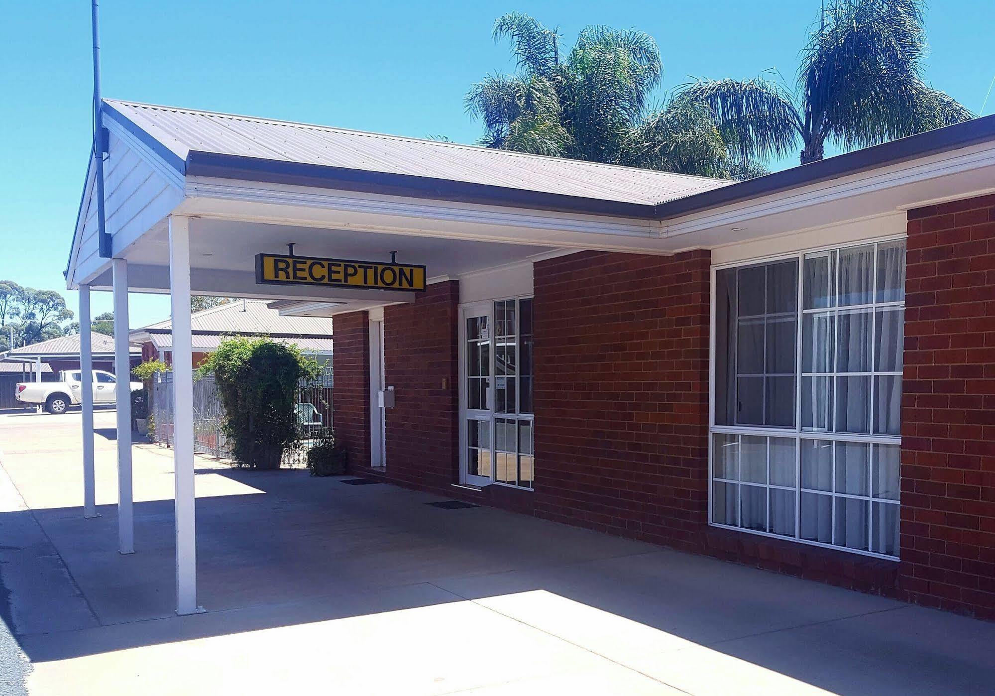 Centrepoint Motel Deniliquin Buitenkant foto