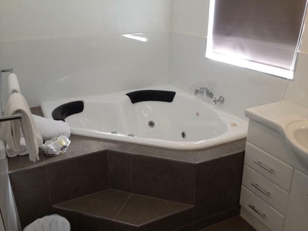 Centrepoint Motel Deniliquin Buitenkant foto